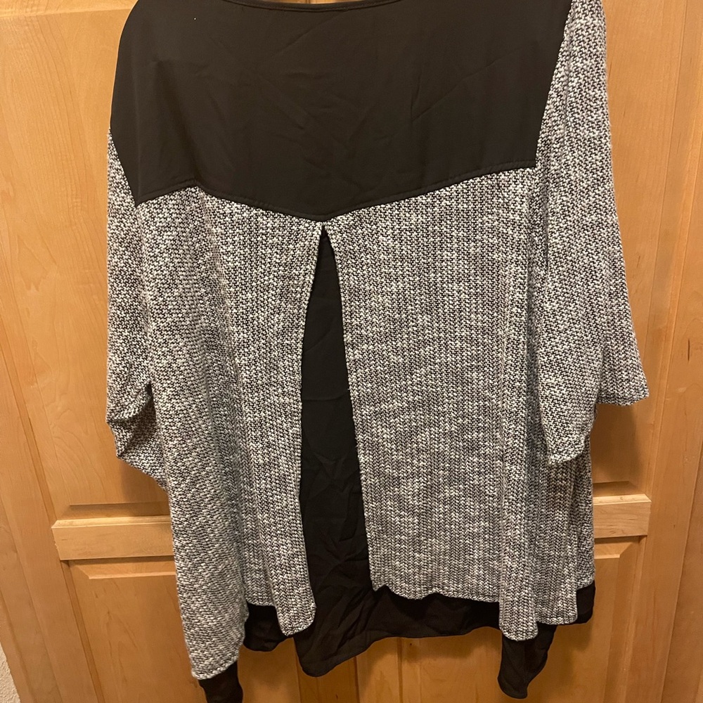 Catherines black and gray blouse, size 3xwp, 26/28wp - Picture 3 of 3